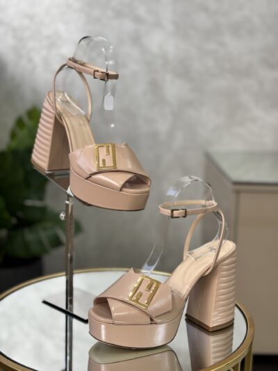 Sandales Fendi T.37,5