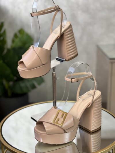 Sandales Fendi T.37,5