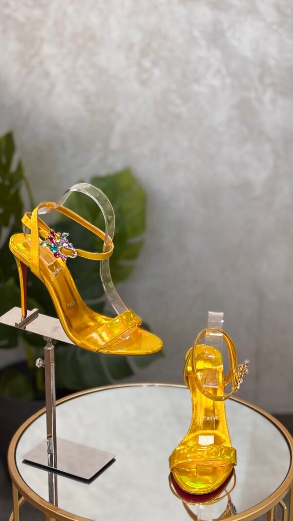 Sandales Louboutin T.39,5