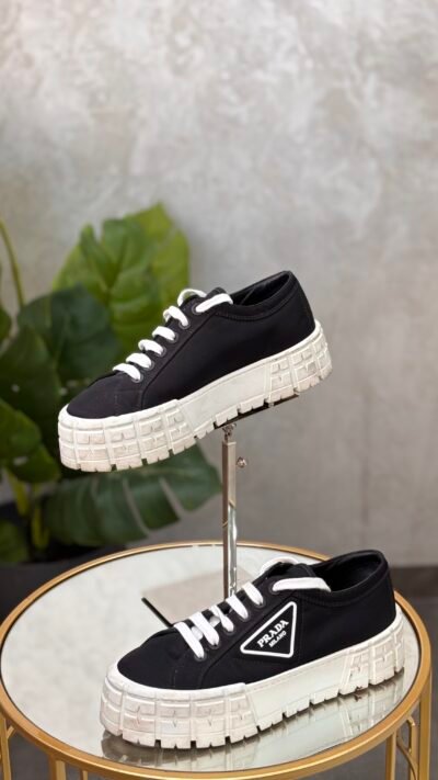 Baskets Prada T.39