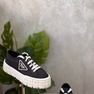 Baskets Prada T.39