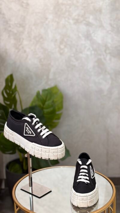 Baskets Prada T.39