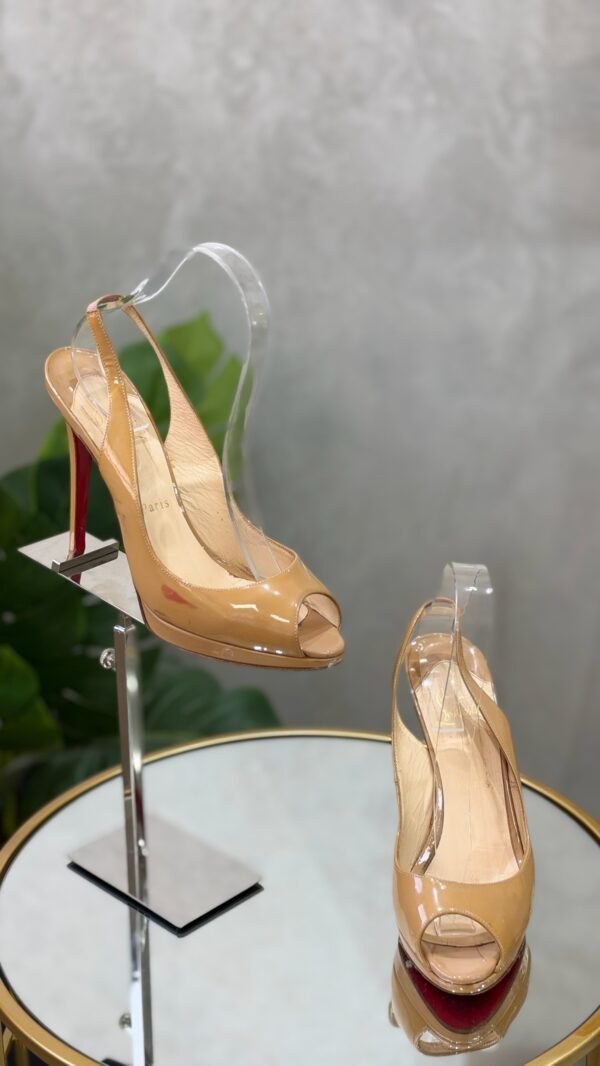 Sandales Christian Louboutin T.39,5